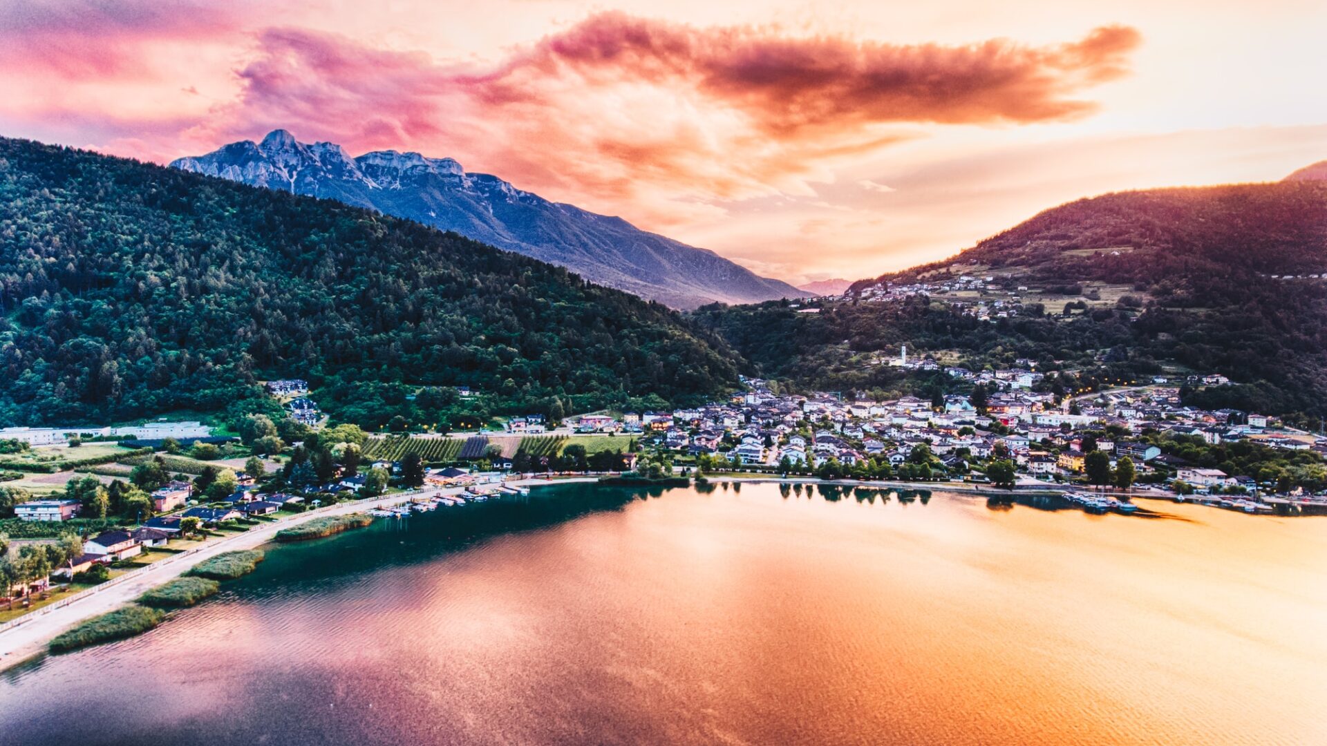 夕阳西下，湖光山色，生机勃勃。