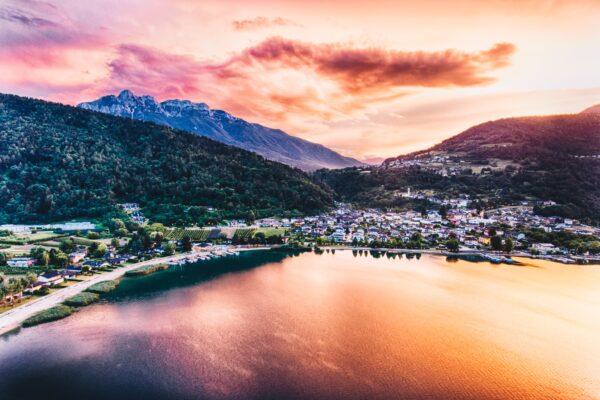 Lebendiger Sonnenuntergang über einem See und Bergen.