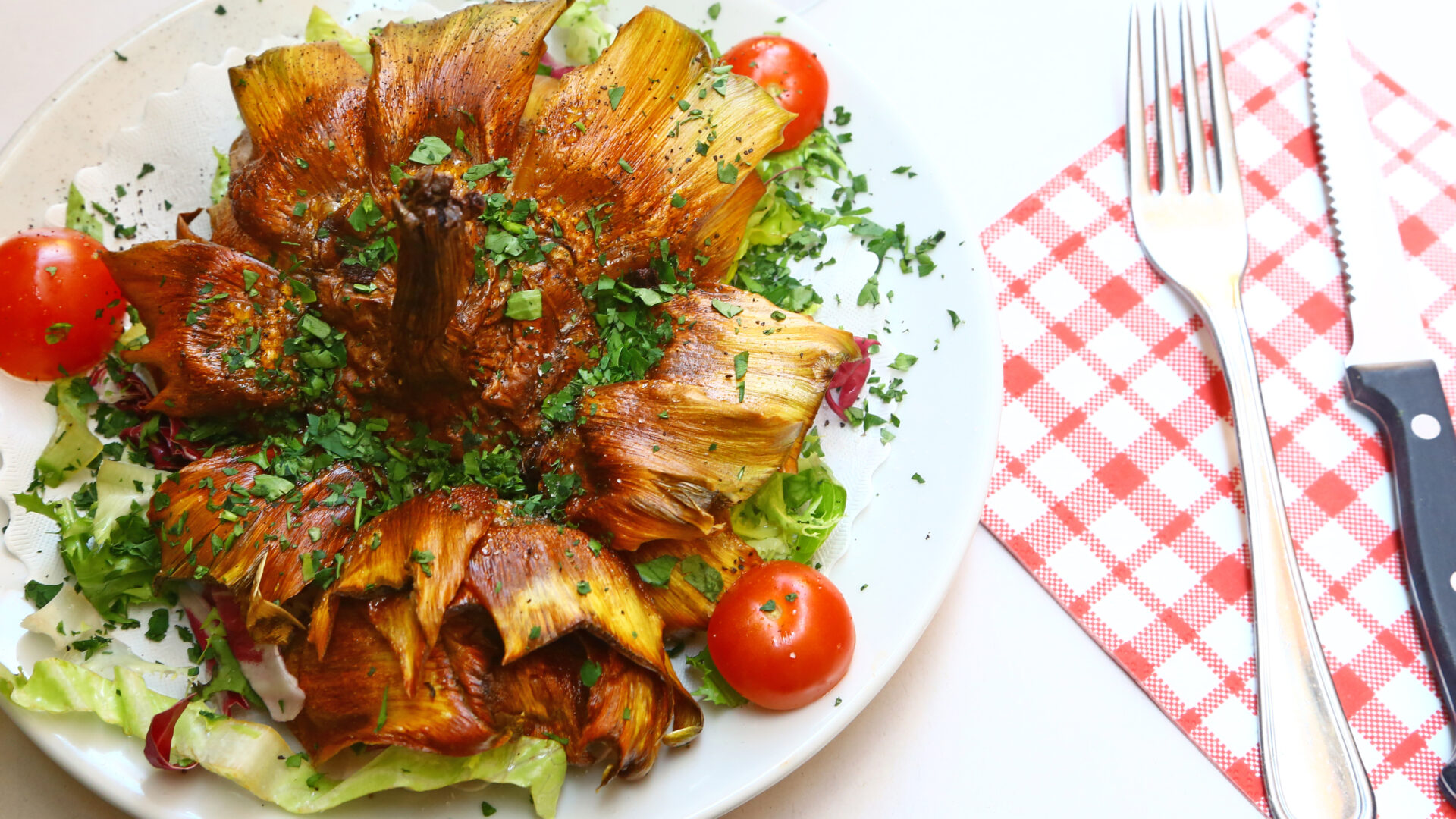 炸洋蓟配蔬菜和樱桃番茄。