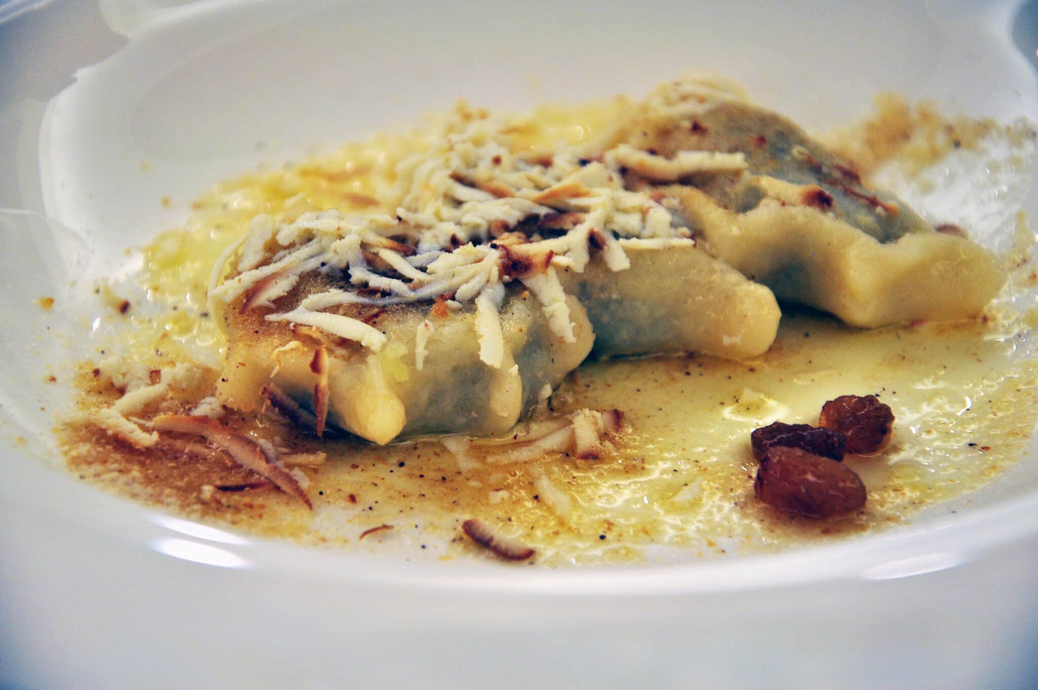Ravioli fatti in casa conditi con burro e formaggio.