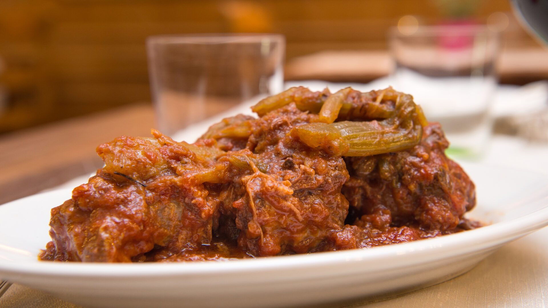 Spezzatino di carne al sugo con verdure.