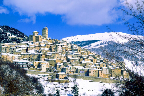 拉奎拉和大萨索。意大利，大萨索国家公园，罗卡-卡拉西奥小村景观