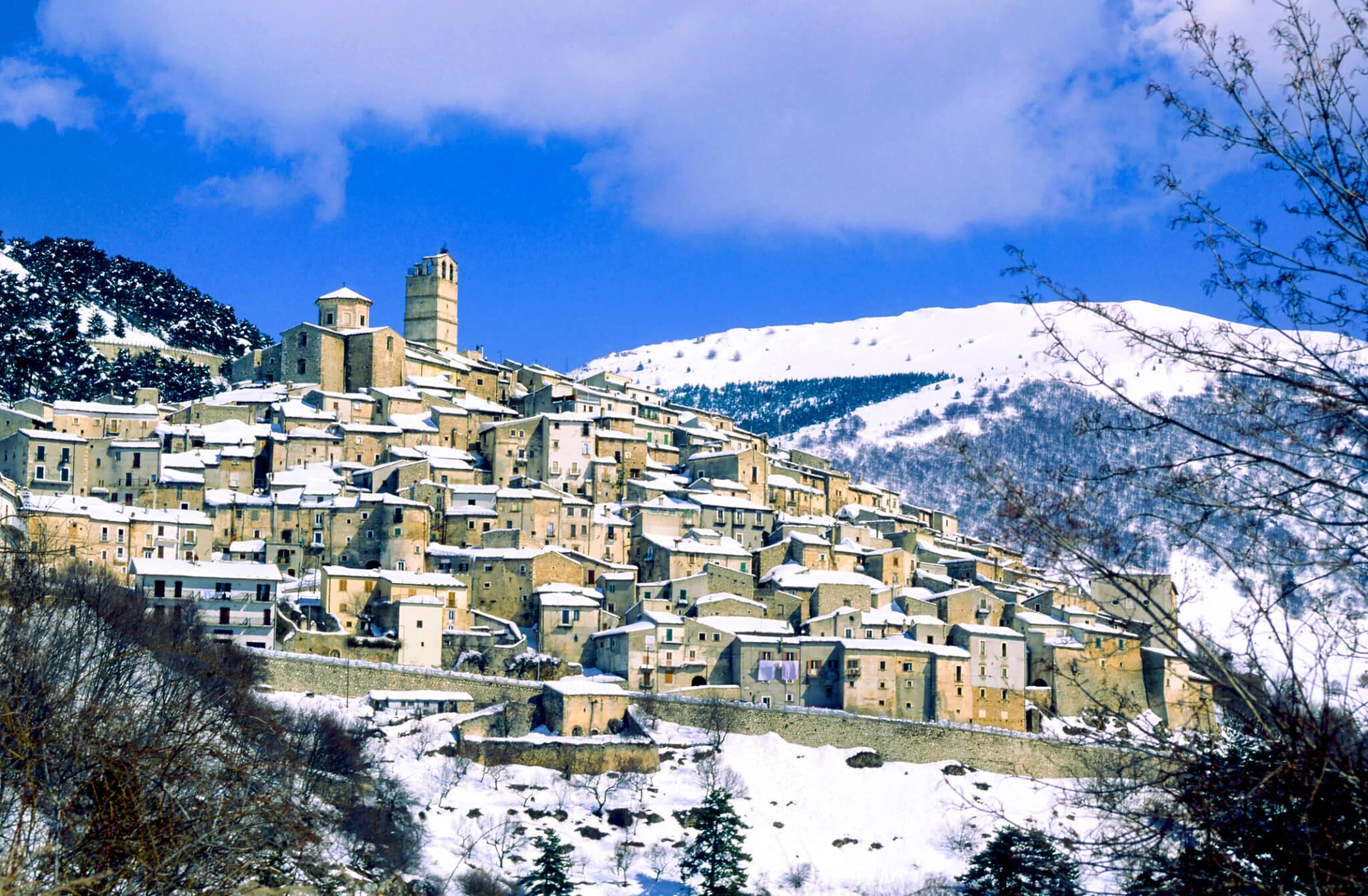 L'Aquila e il Gran Sasso. L'Italia, Parco Nazionale del Gran Sasso, vista sul piccolo paese di Rocca Calascio