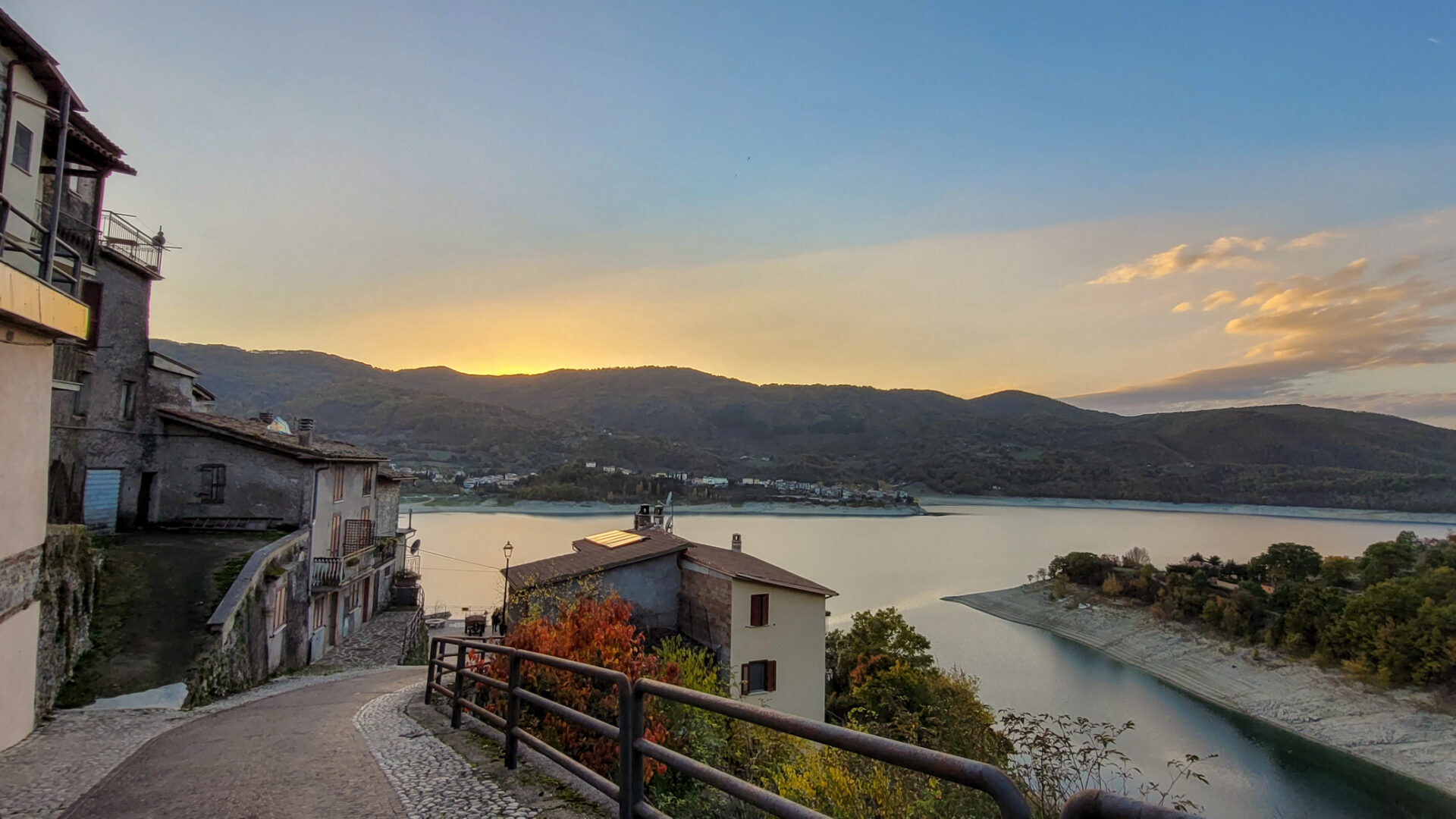 Paesaggio al Lago del Turano con edifici a Castel di Tora, provincia di Rieti, Lazio, Italia.