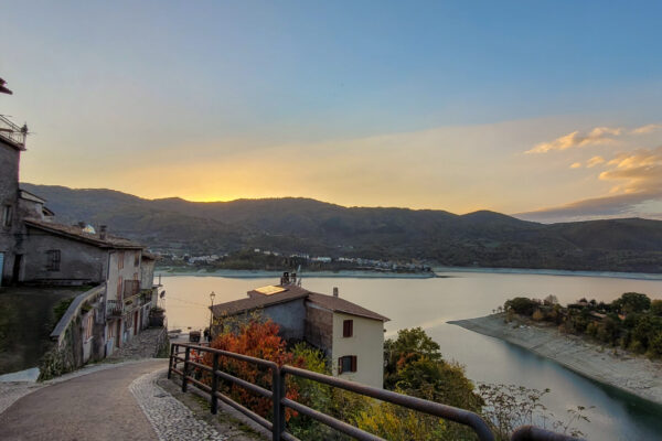 Paisaje en el lago Turano con edificios en Castel di Tora, provincia de Rieti, Lacio, Italia.