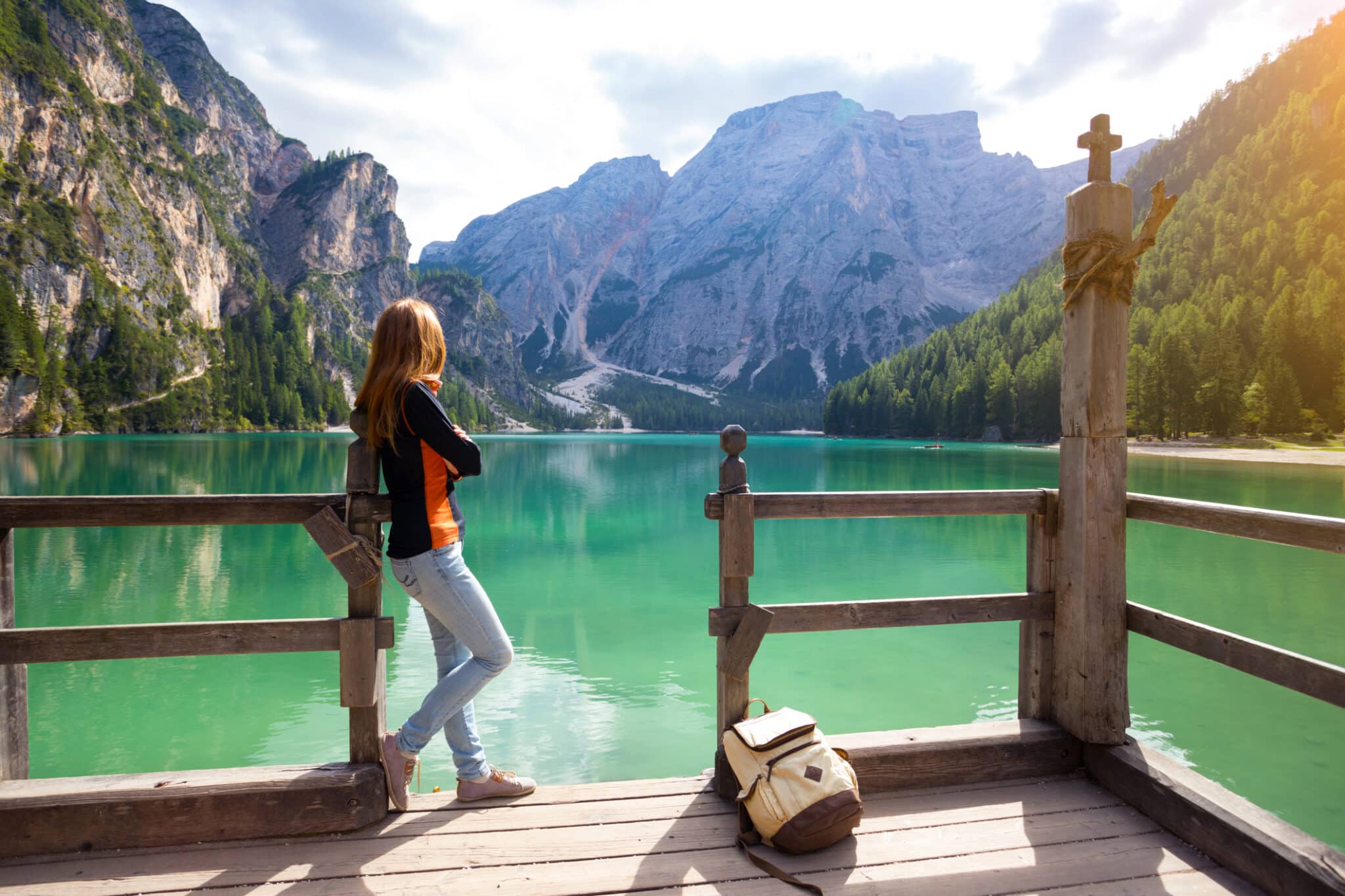 Ragazza e vista del noto lago tirolese lago di Braies Dolomiti Italia