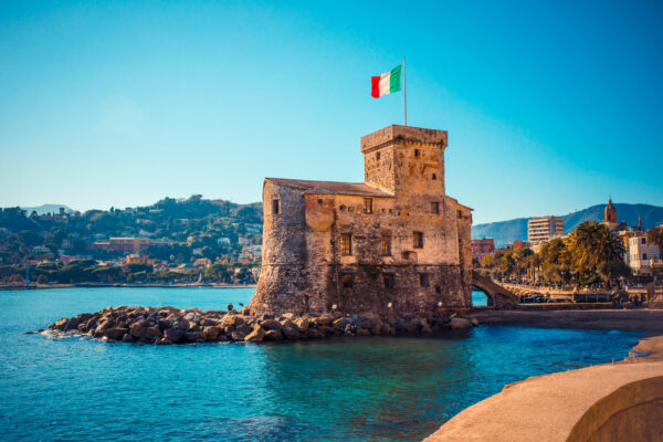 Rapallo, die mittelalterliche Burg am Meer. Reiseziel in der Nähe von Genua, Region Ligurien, Italien