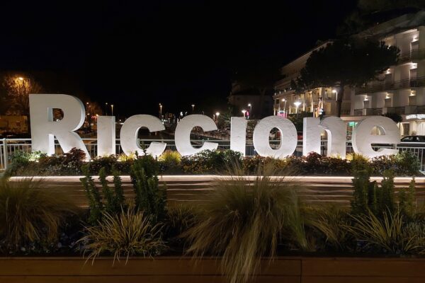 Cartel luminoso de "Riccione" por la noche.