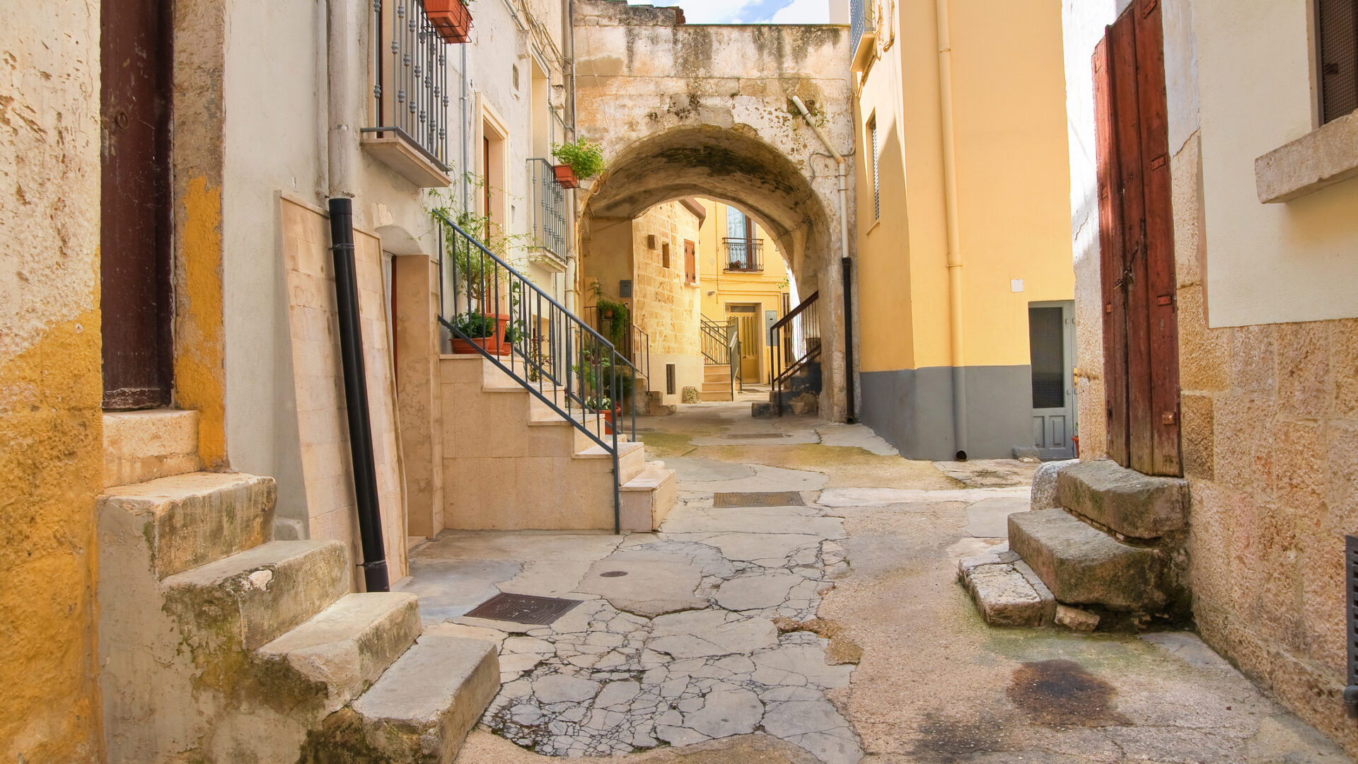 Ruelle pittoresque d'un village italien.