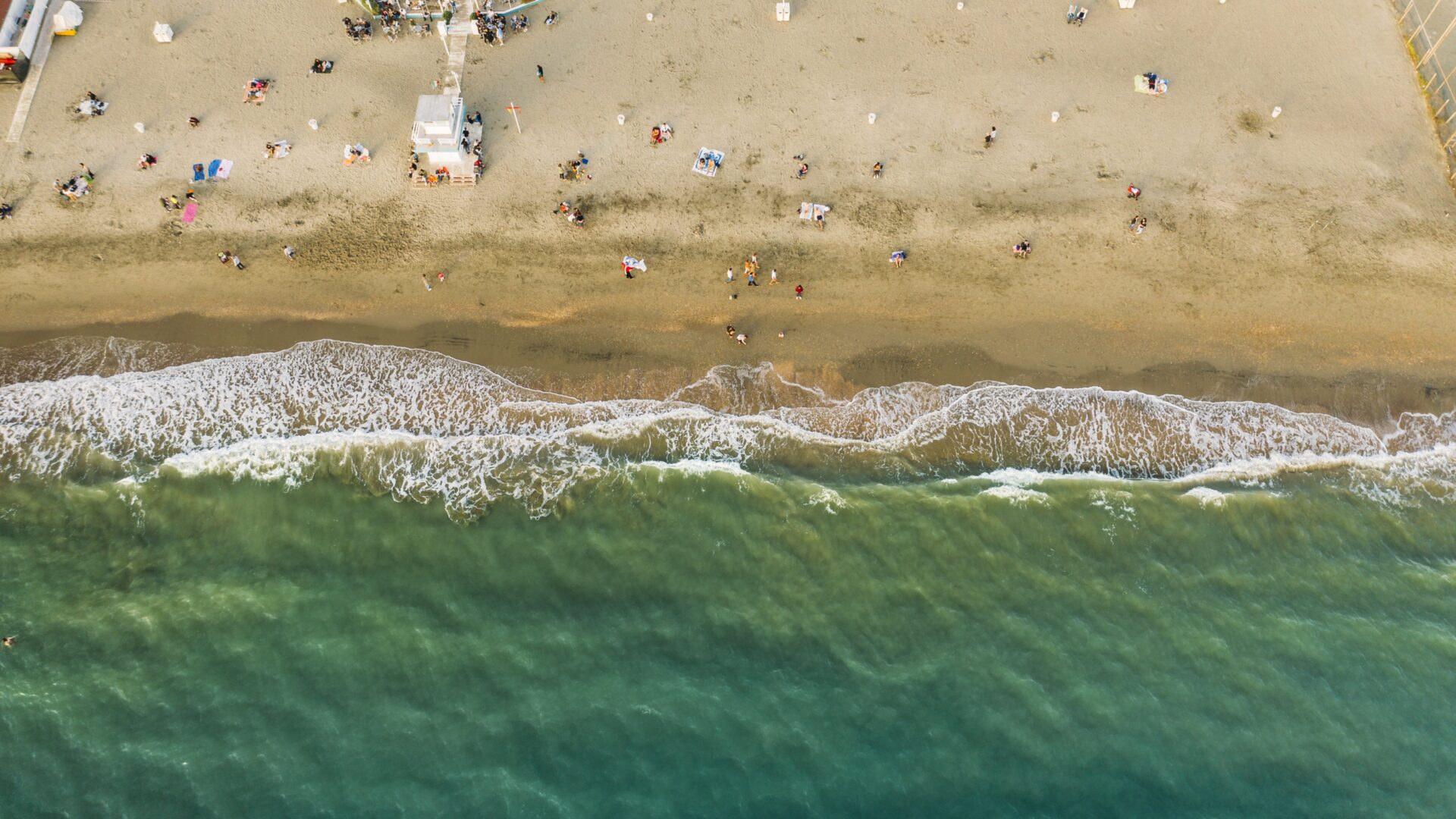Spiaggia con mare e bagnanti visti dall'alto
