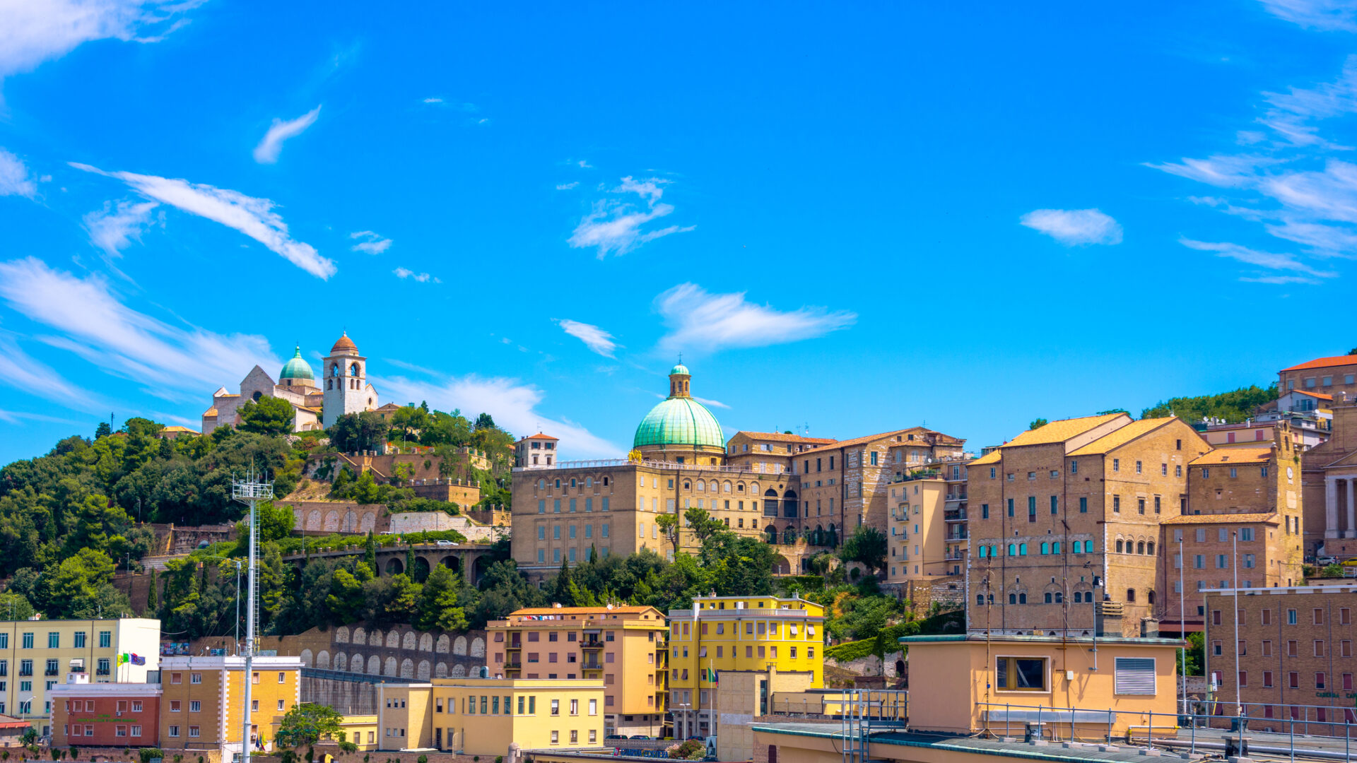 Blick auf die Stadt Ancona vom Hafen aus, Italien