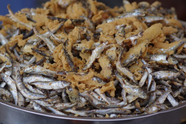 Poisson frit et croûtons dorés.