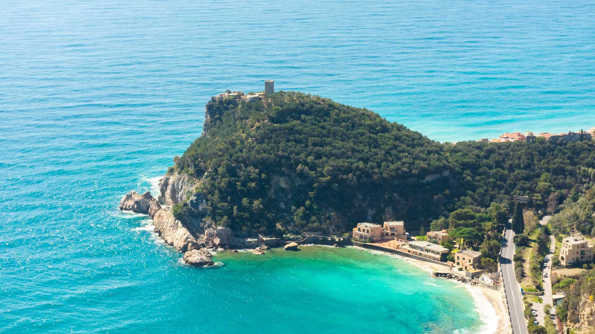 Costa italiana con torre antica e mare azzurro