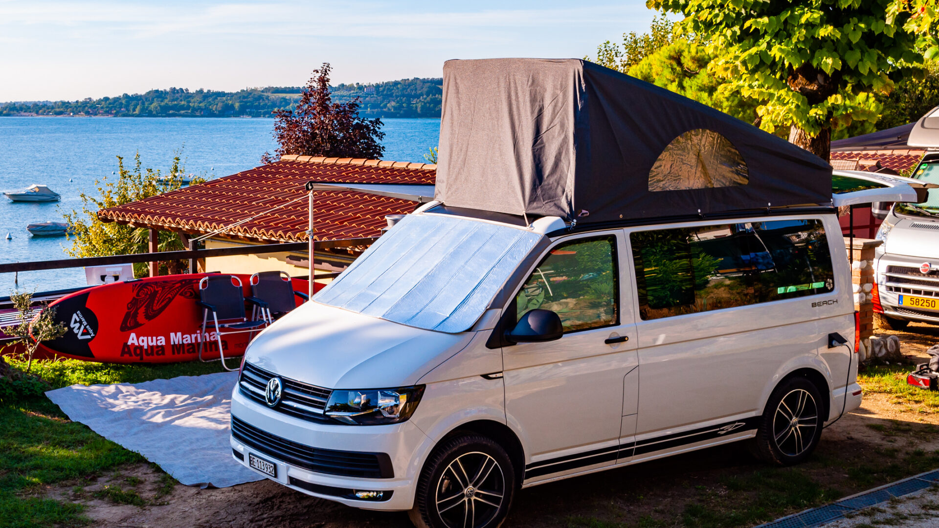 autocaravana en el lago de garda