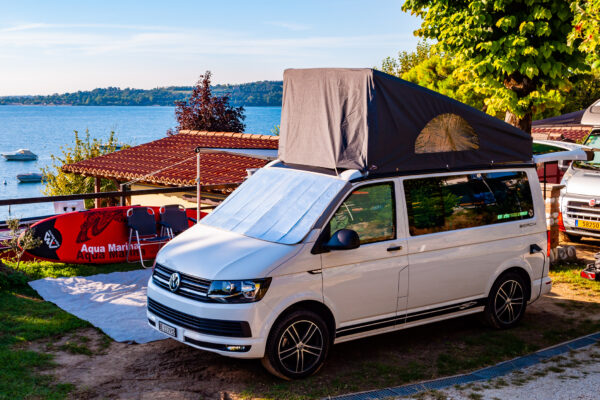 加尔达湖上的露营车