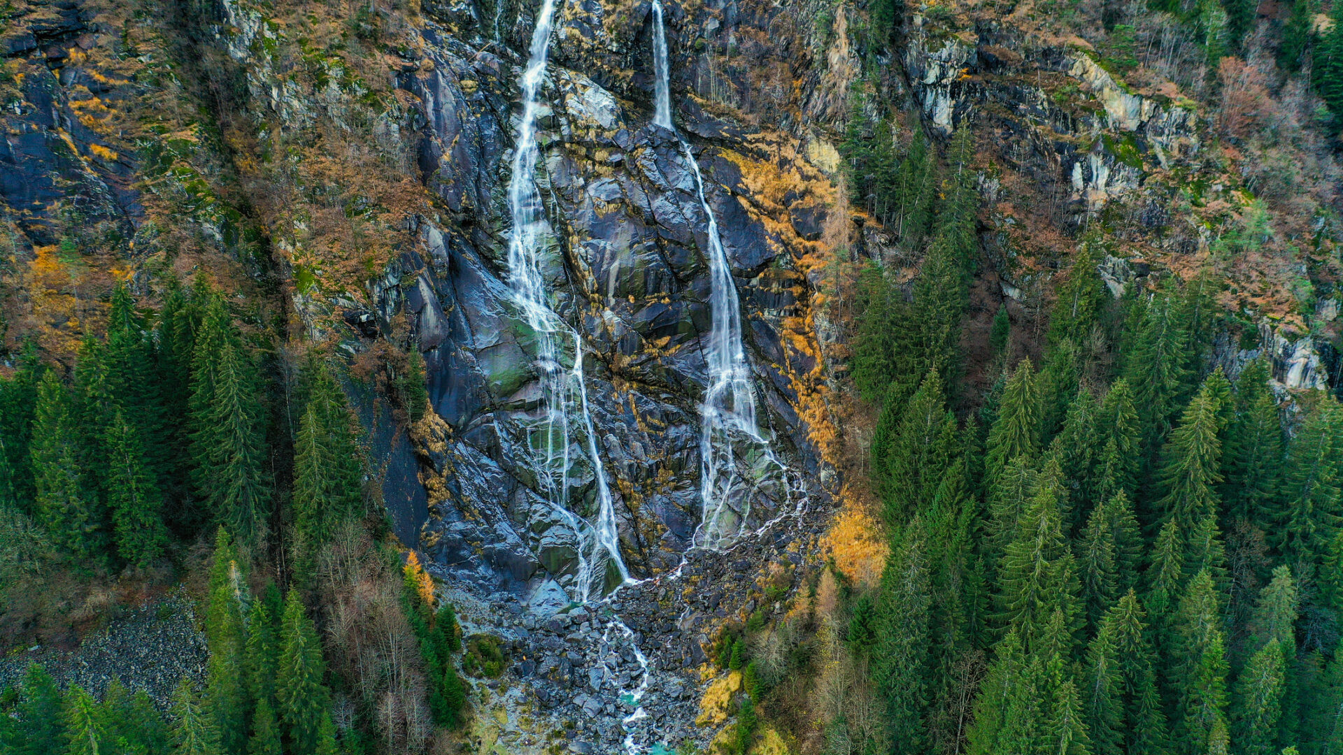 Cascata tra alberi autunnali da vista aerea