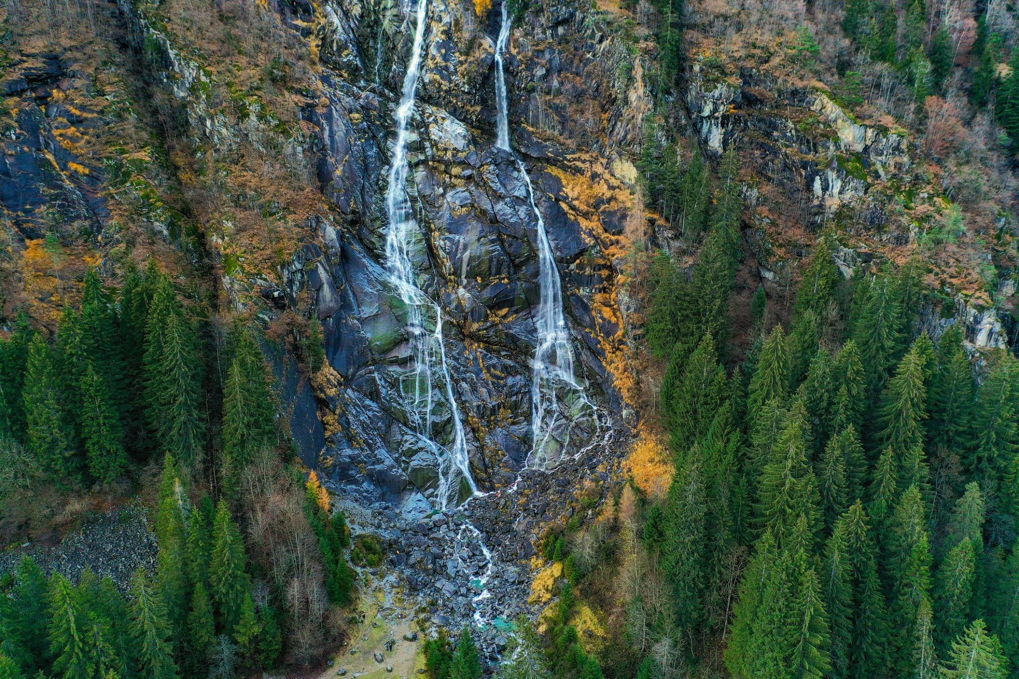 Cascata tra alberi autunnali da vista aerea