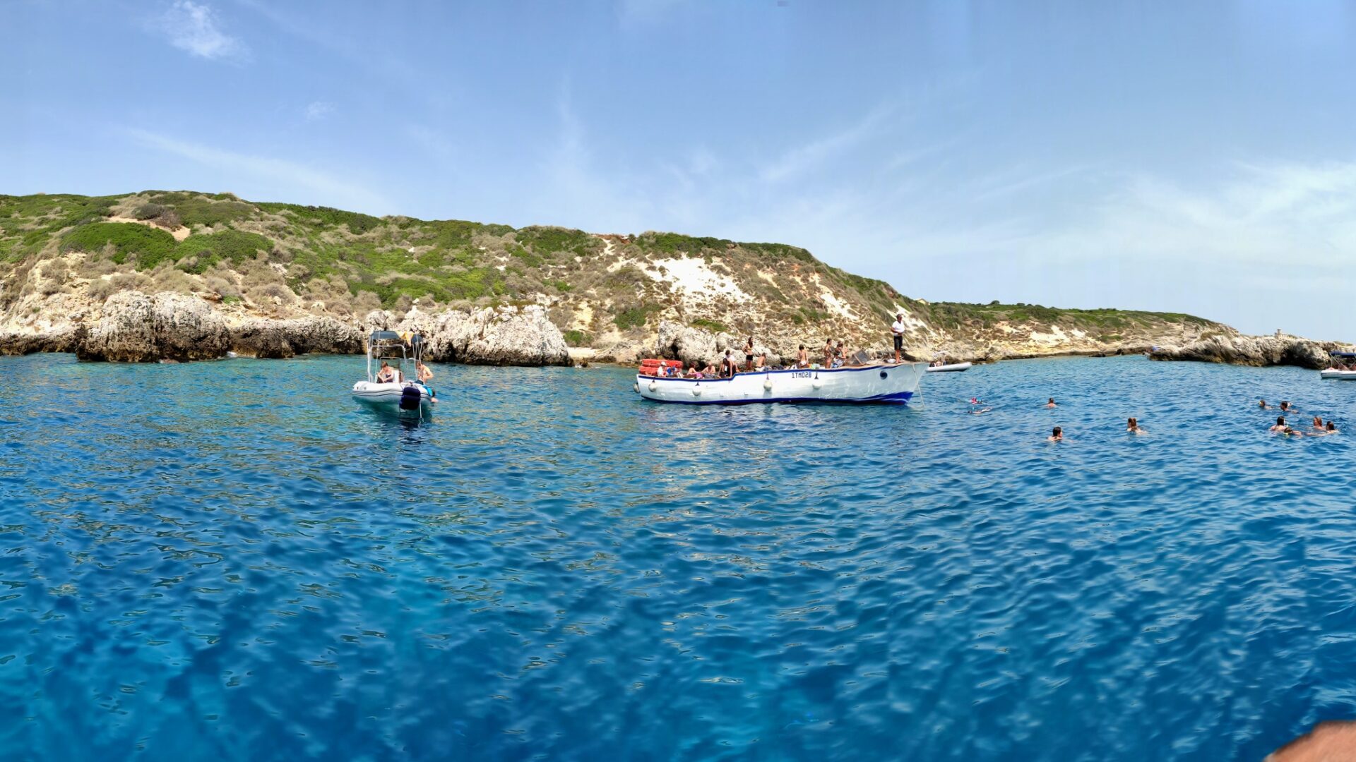 isole tremiti panoramica dell`isola di capraia dalla barca.