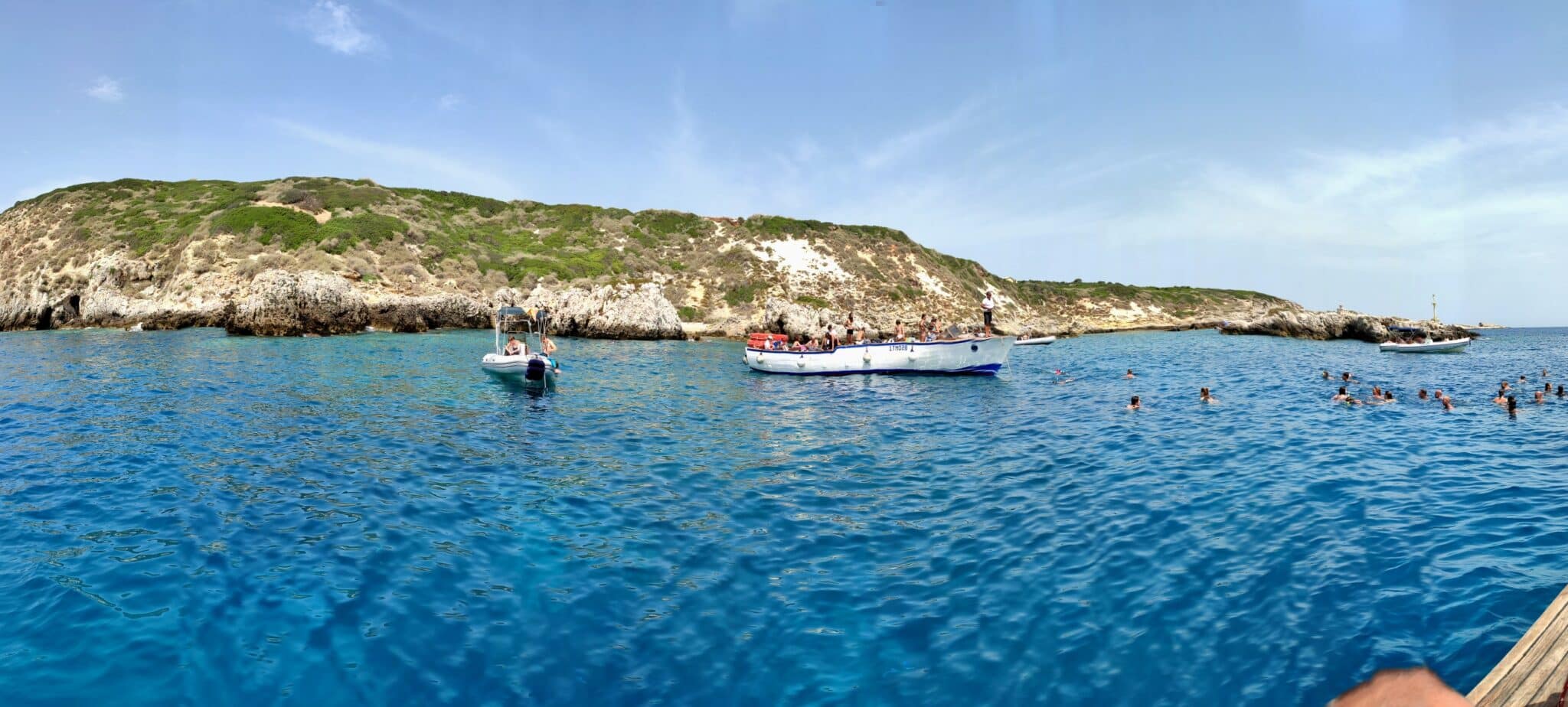 isole tremiti panoramica dell`isola di capraia dalla barca.
