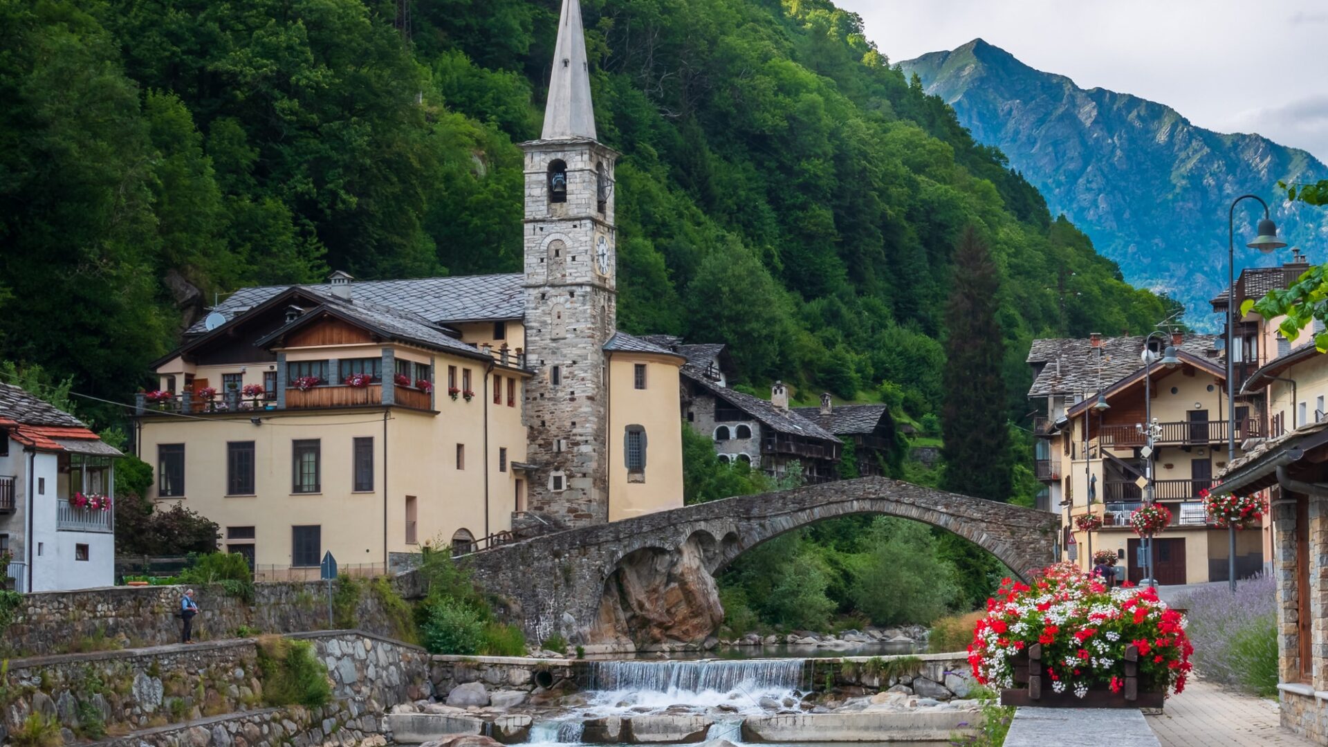 un villaggio di montagna sulle rive di un fiume, fontainemore, italia, estate