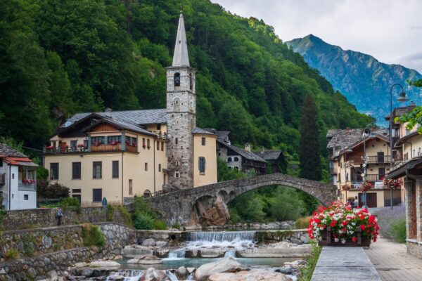 un pueblo de montaña a orillas de un río, fontainemore, italia, verano