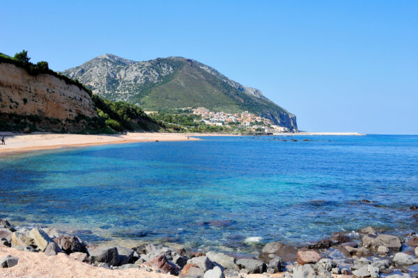 Plage, mer cristalline et montagnes, Italie