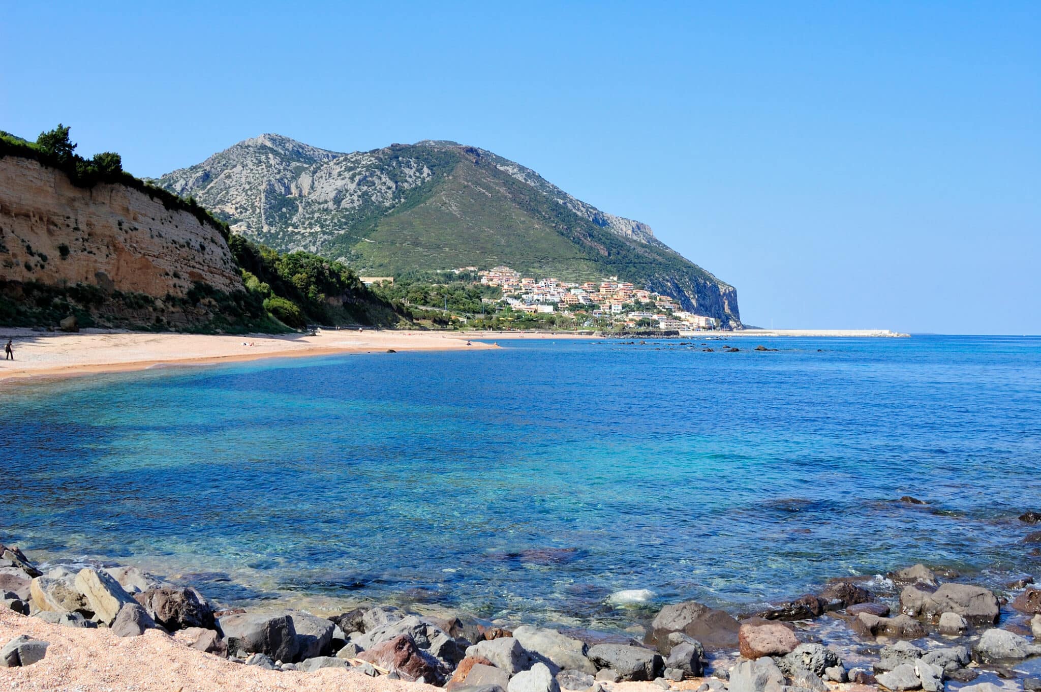 Spiaggia, mare cristallino e montagne, Italia