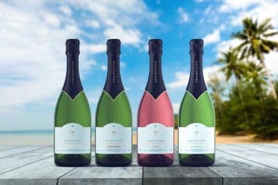 Bottiglie di vino su tavola, sfondo tropicale