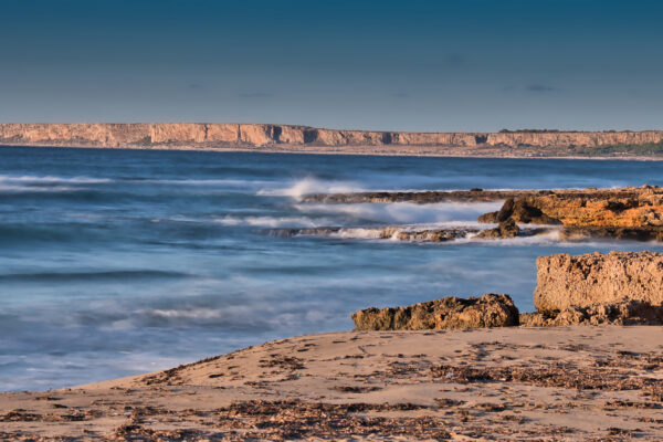 Felsige Küste mit rauer See im Morgengrauen