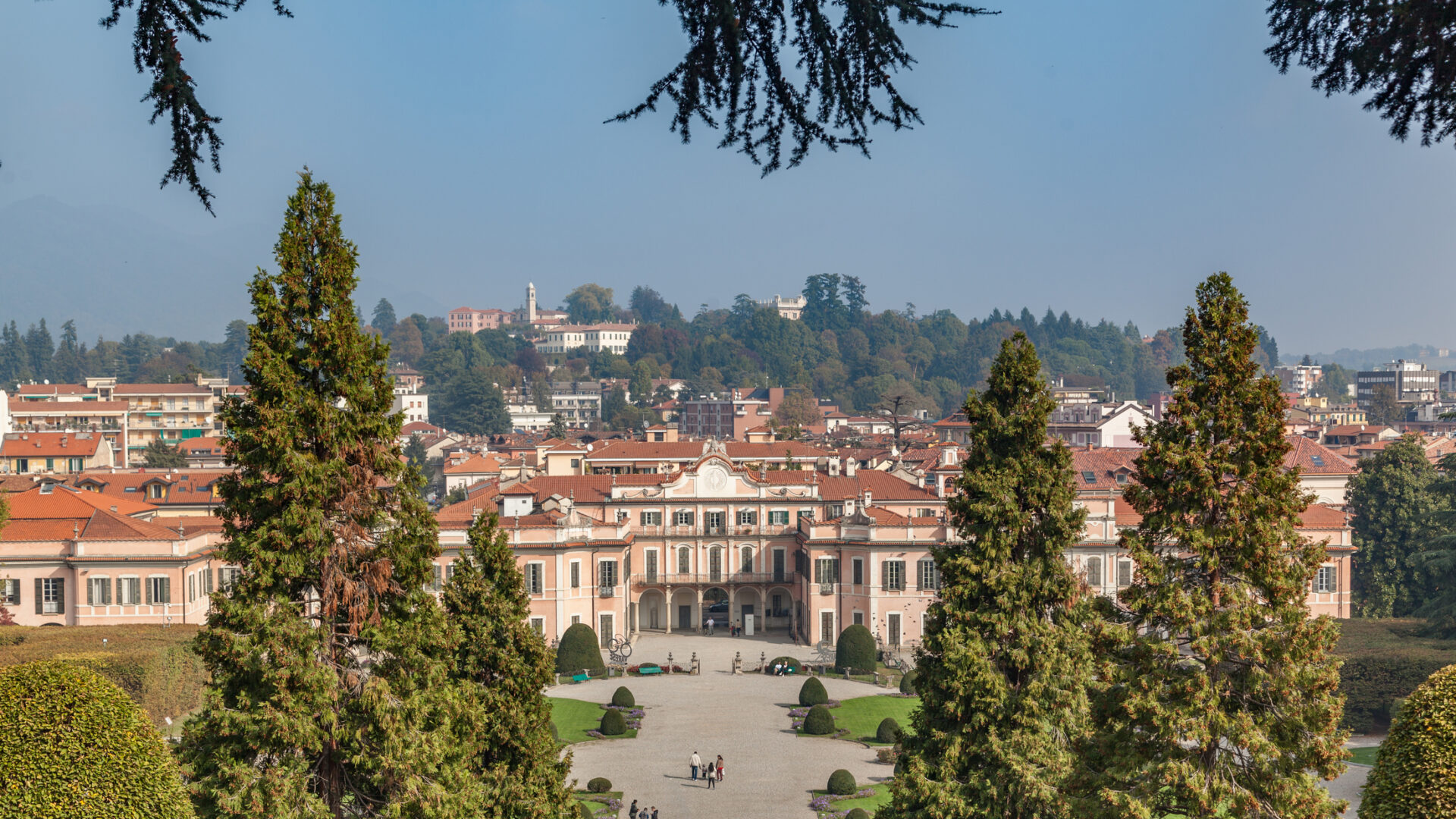 Palazzo storico con giardino in città italiana
