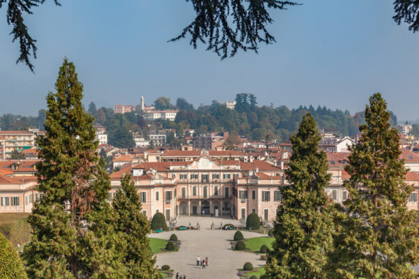 Palais historique avec jardin dans une ville italienne