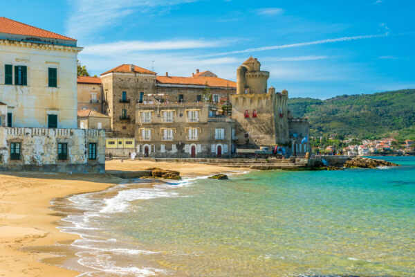 拥有历史建筑和清澈海水的海岸景观