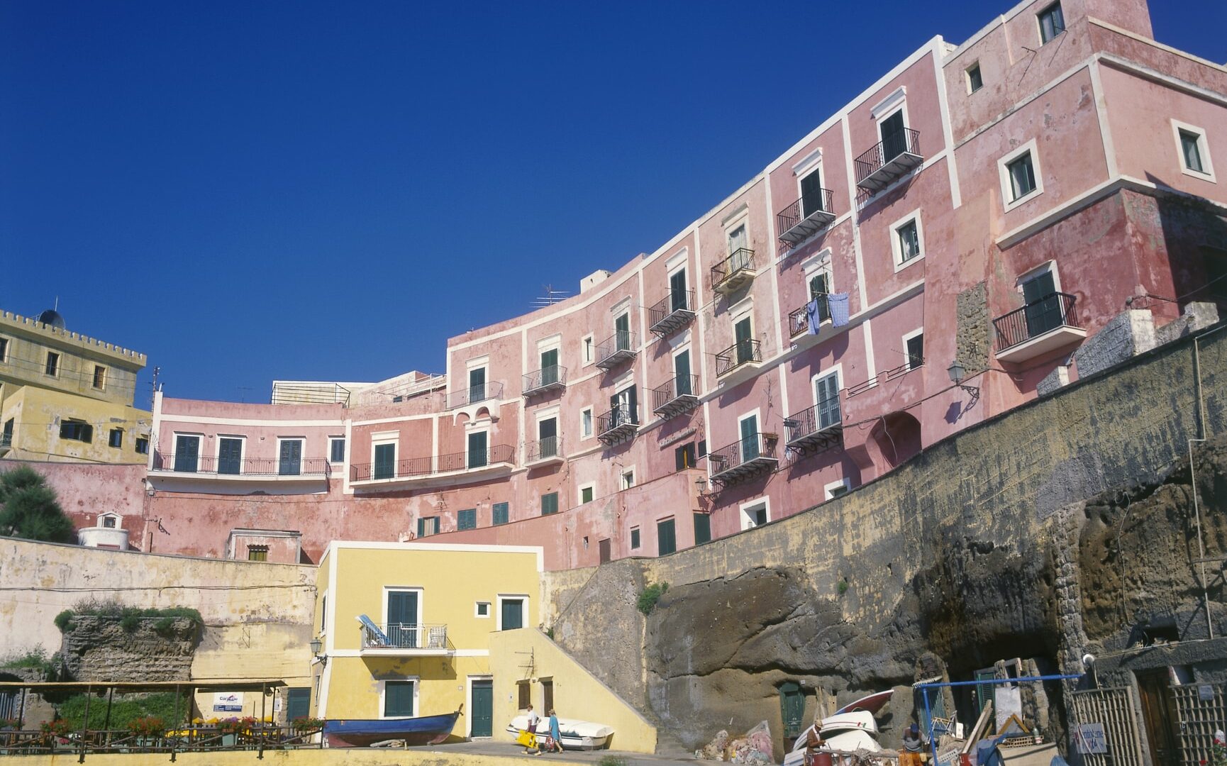 Edificios de colores en los acantilados costeros italianos