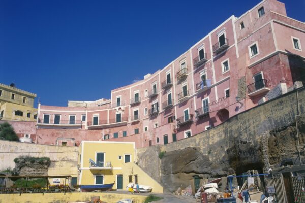 Bâtiments colorés sur les falaises côtières italiennes