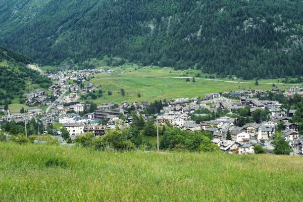 Paesaggio di montagna con villaggio alpino lussureggiante