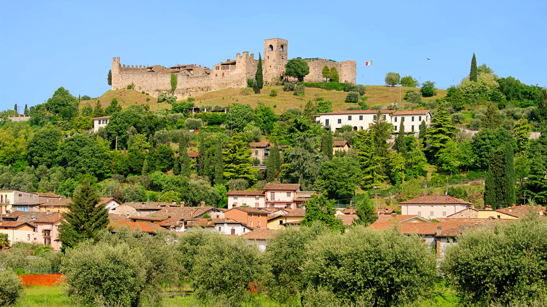 Castello antico su collina verde, Italia
