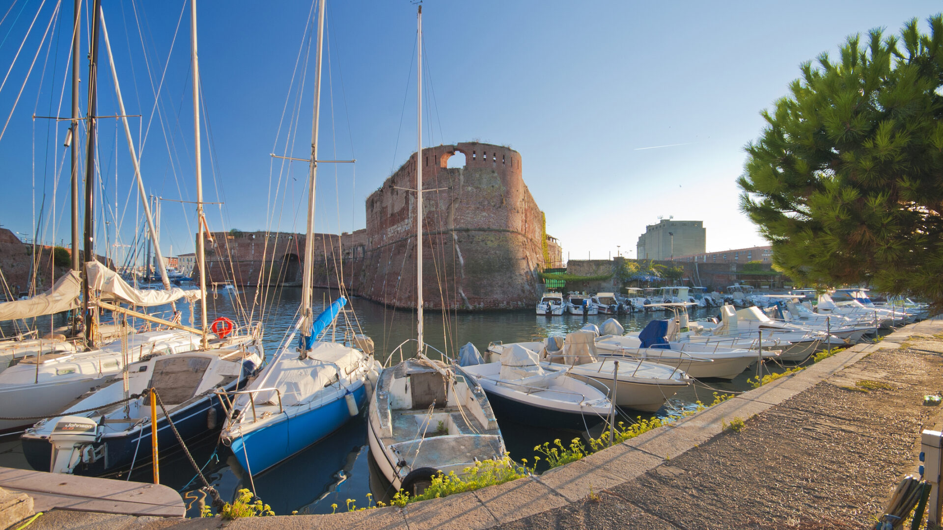 Barcos amarrados en una antigua fortaleza junto al mar