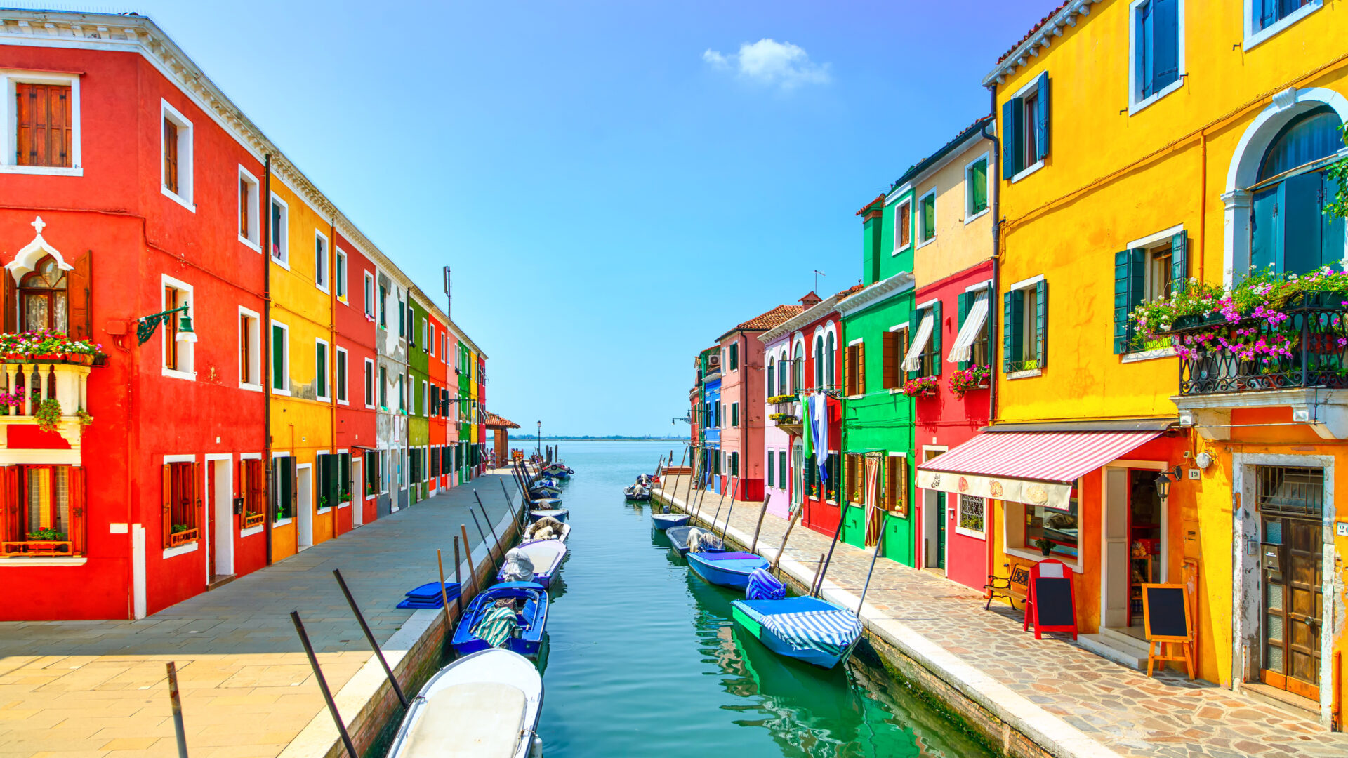 Canal coloré avec maisons à Burano, Italie