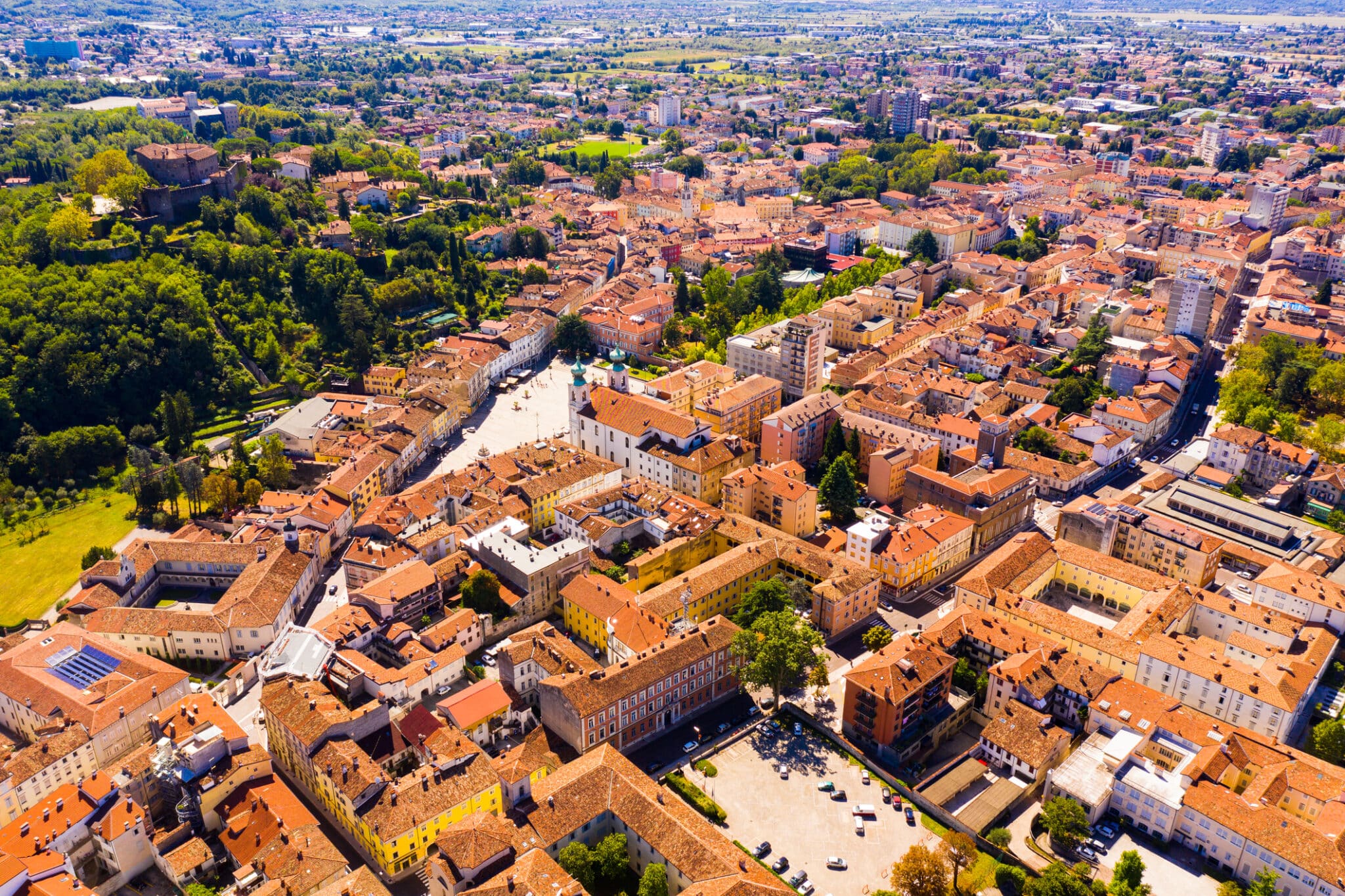 Vista aerea colorata della storica città italiana
