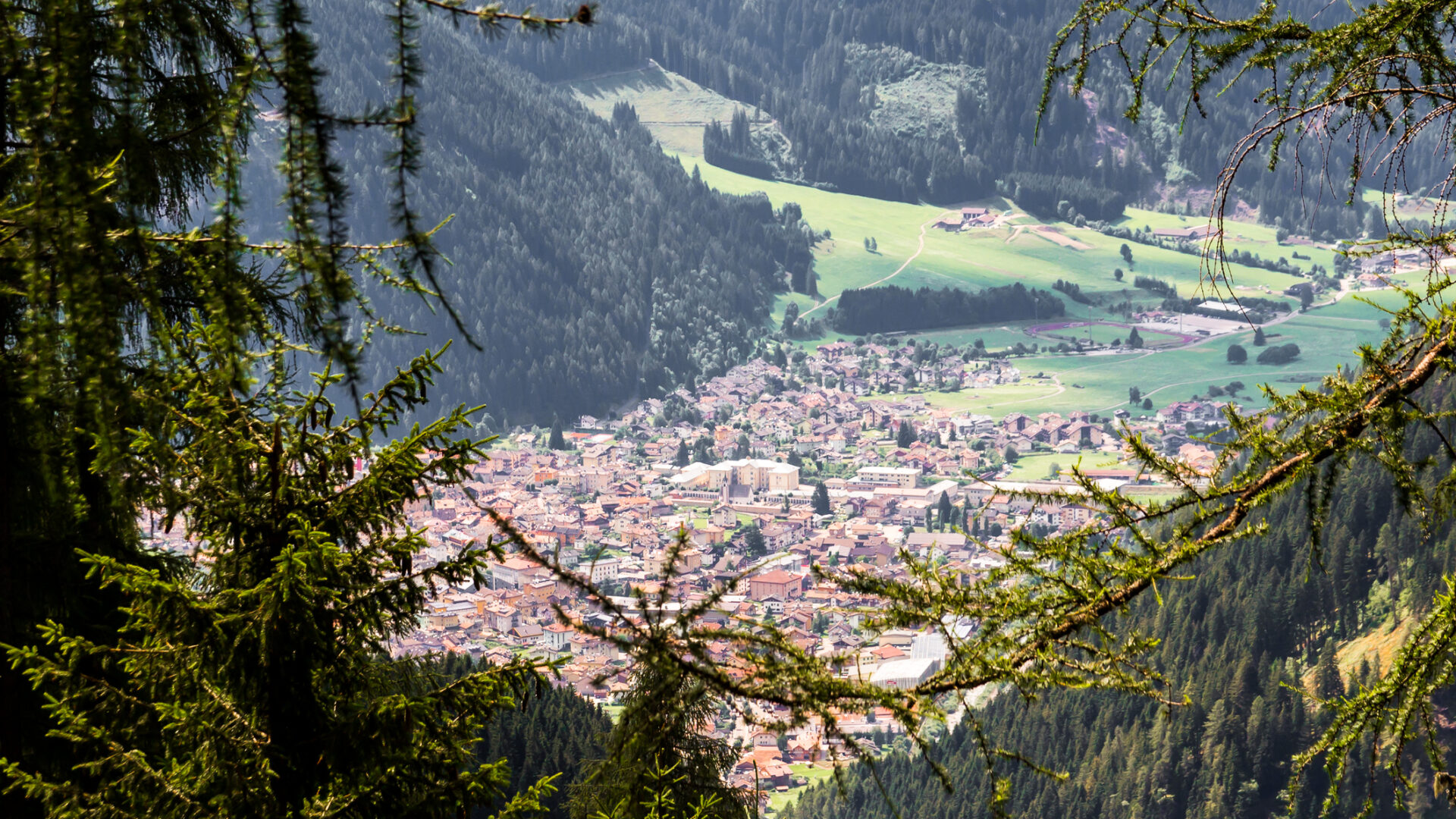 Vista panorámica de una pequeña ciudad de montaña