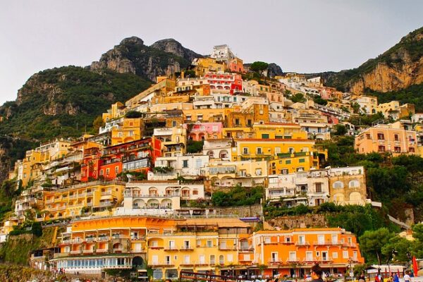 Positano, case colorate su colline, Italia