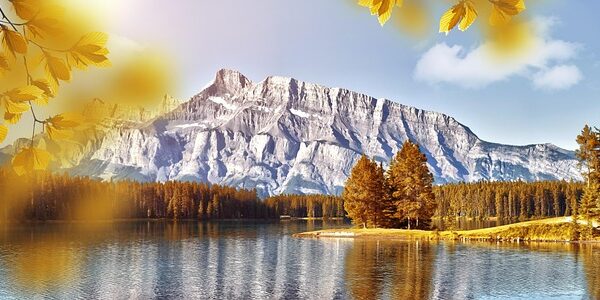 Lago di montagna in autunno con foglie dorate.