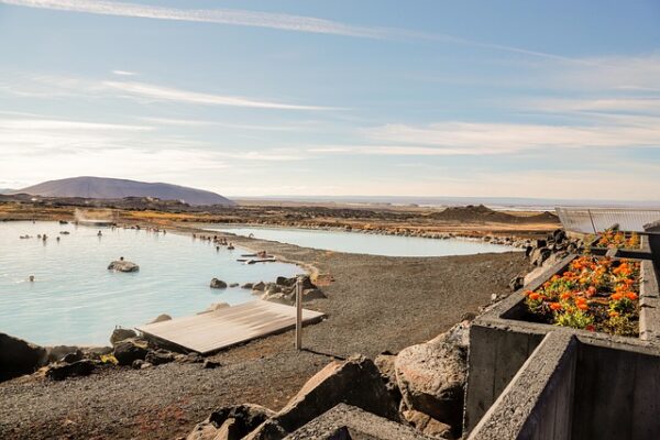 Piscina termale naturale in paesaggio islandese