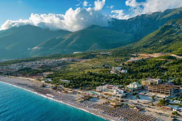 Vue aérienne du littoral avec des montagnes et une plage bondée
