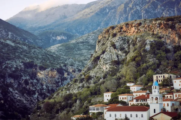 Village de montagne avec maisons blanches et clocher bleu