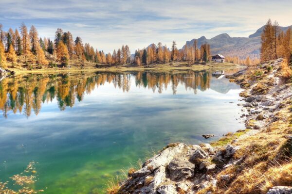 I laghi italiani in primavera: quando la natura si risveglia