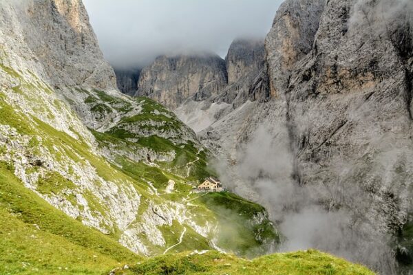 Rifugio tra montagne e nebbia alpina