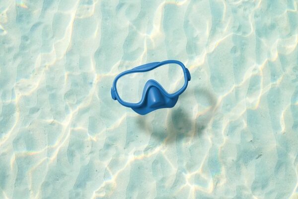 Maschera subacquea blu su sabbia ondulata