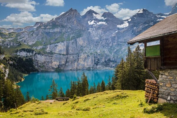 Lago alpino con montagne e baita