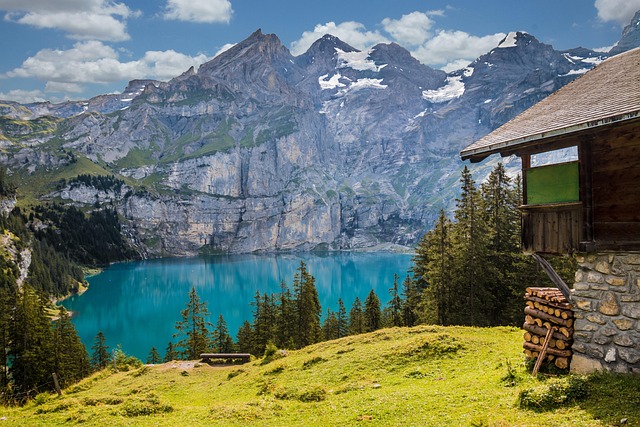 Lago alpino con montagne e baita